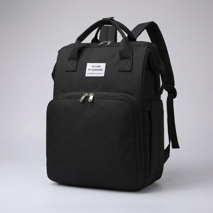 Ouder draagt een moderne luiertas rugzak, praktisch voor babyverzorging en reizen. Essentiële georganiseerde tas.