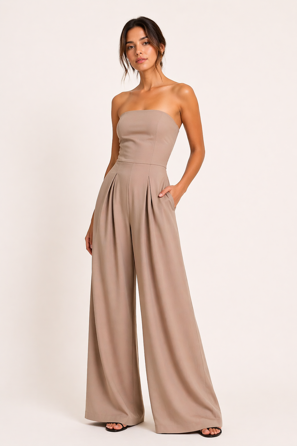 Comfortabele en stijlvolle strapless dames jumpsuit, met wijde pijpen, perfect voor zomerse dagen of feestjes.