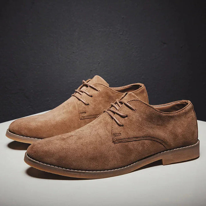 "Stijlvolle suède Oxford heren schoenen voor formele en casual gelegenheden, met duurzaam vegan materiaal en comfortzolen."