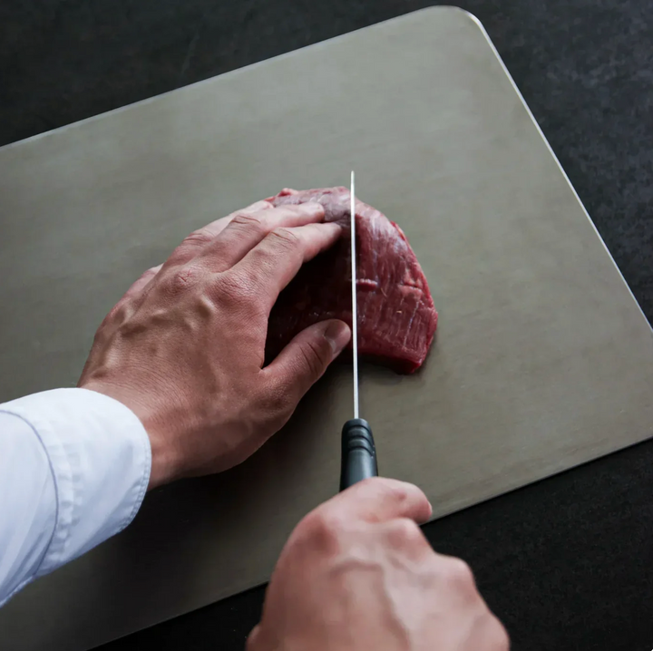 "Stijlvolle titanium snijplank, krasbestendig, antibacterieel oppervlak, hygiënisch voor elke keuken."