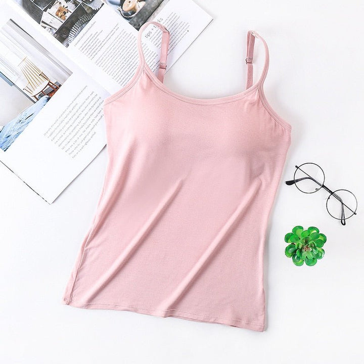 "Stijlvolle top met ingebouwde BH, verstelbare bandjes, in diverse kleuren voor comfortabele en veelzijdige outfits."