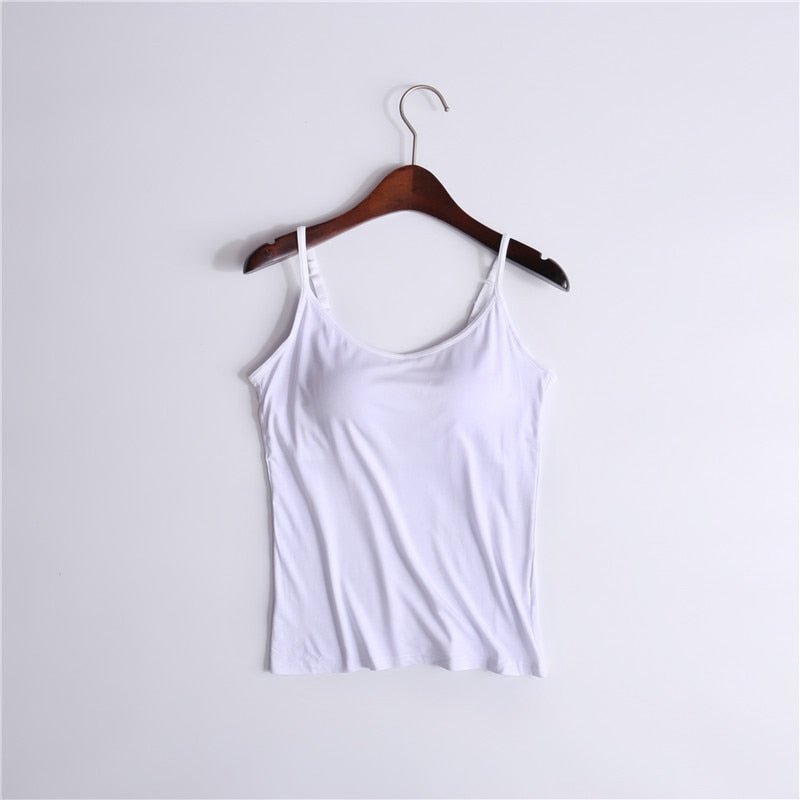 "Stijlvolle top met ingebouwde BH, verstelbare bandjes, in diverse kleuren voor comfortabele en veelzijdige outfits."