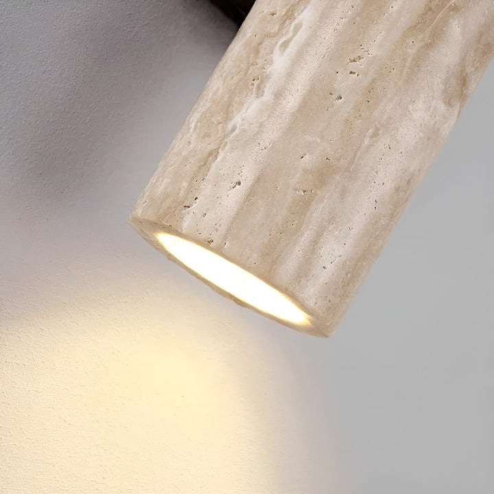 Moderne travertin wandlamp met geïntegreerde LED-verlichting, creëert een warme sfeer in elke ruimte.