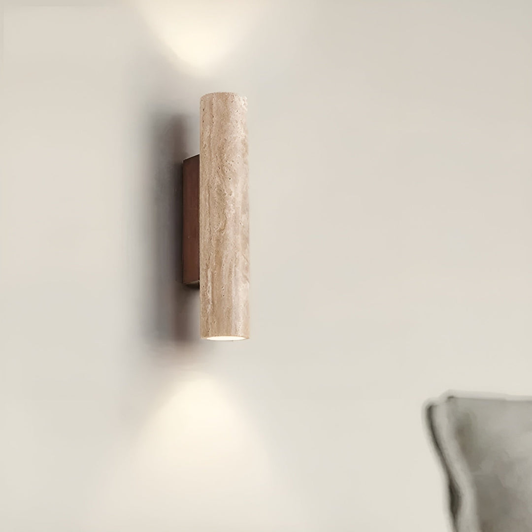 Elegante travertin wandlamp met minimalistisch design, ideaal als sfeerlamp in moderne interieurs.