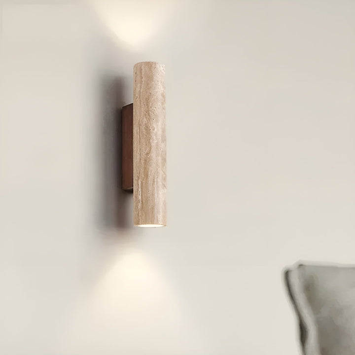 Elegante travertin wandlamp met minimalistisch design, ideaal als sfeerlamp in moderne interieurs.