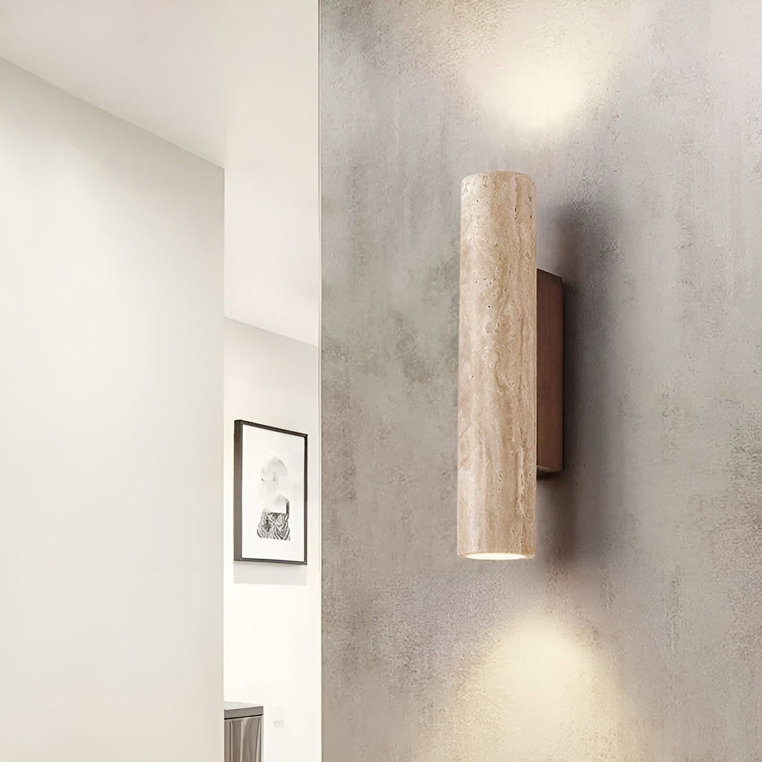 Unieke travertin wandlamp met natuurlijke textuur, luxe LED-verlichting voor een verfijnd interieur.