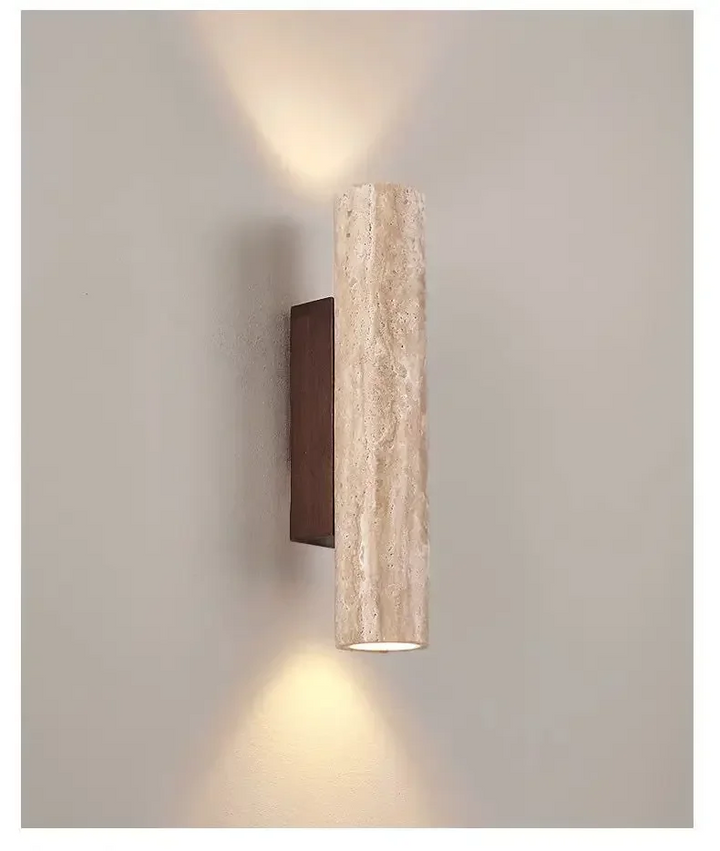Design wandlamp van travertin met energiezuinige LED-verlichting, voegt luxe toe aan uw interieur.