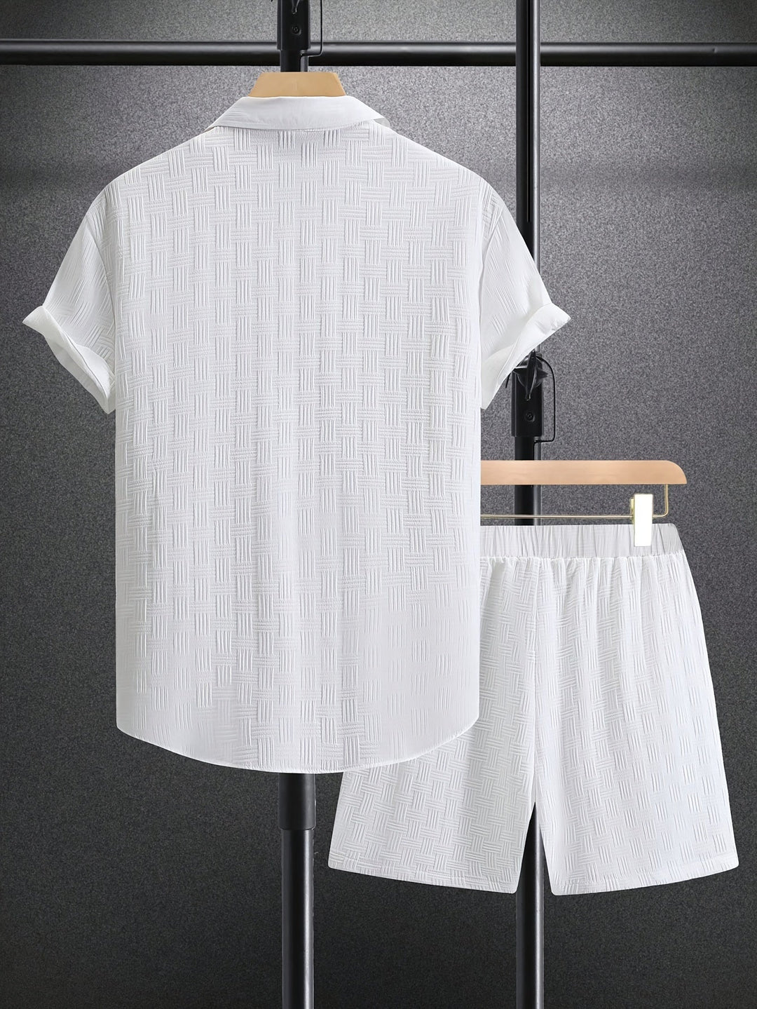 Moderne herenoutfit tweedelig, gemaakt van een lichte polyestermix voor comfortabele zomerse dagen.