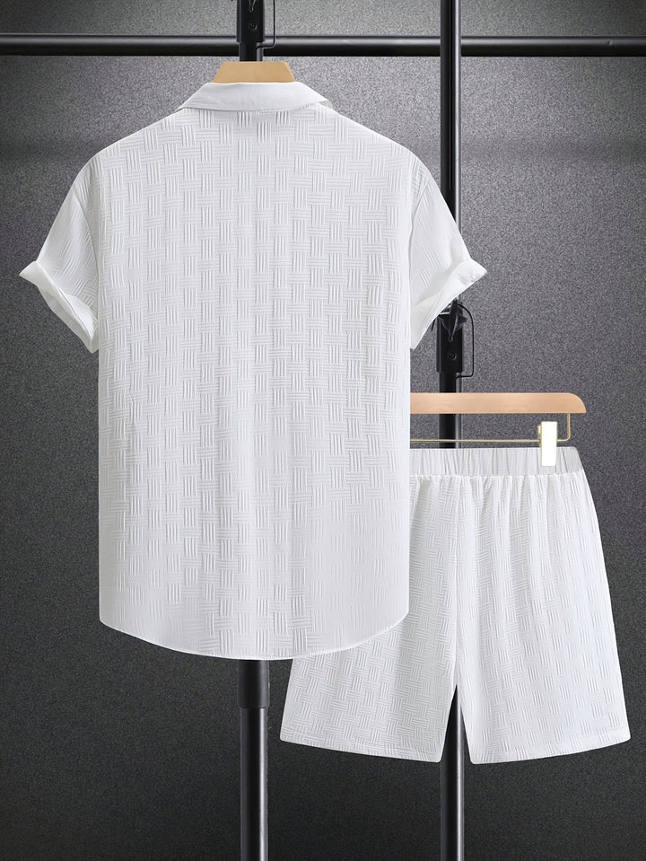 Moderne herenoutfit tweedelig, gemaakt van een lichte polyestermix voor comfortabele zomerse dagen.