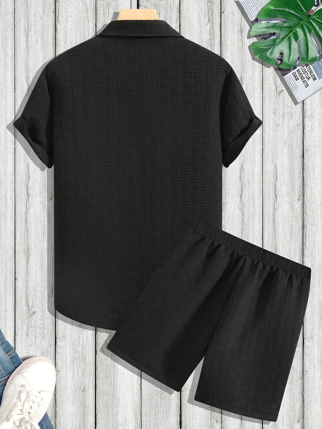 Deze tweedelige herenoutfit combineert stijlvol design met optimaal comfort, perfect voor een zomerse dag.