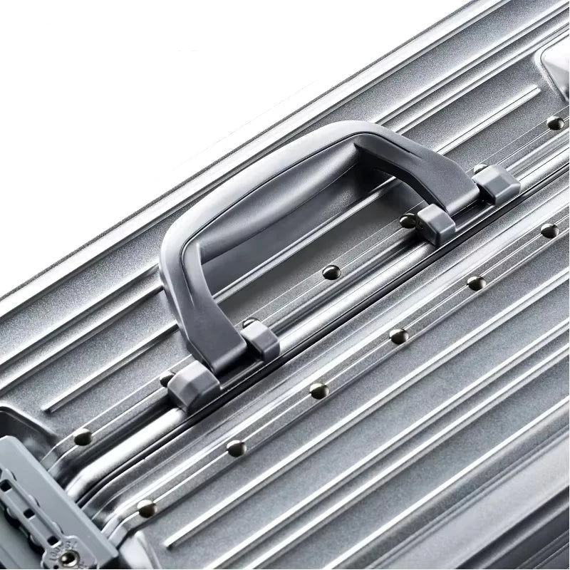 Duurzame aluminium zakenreiskoffer met TSA slot, perfect voor handbagage of ruimbagage.