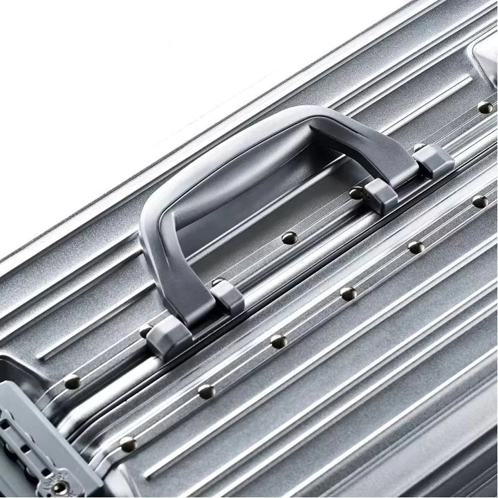 Duurzame aluminium zakenreiskoffer met TSA slot, perfect voor handbagage of ruimbagage.