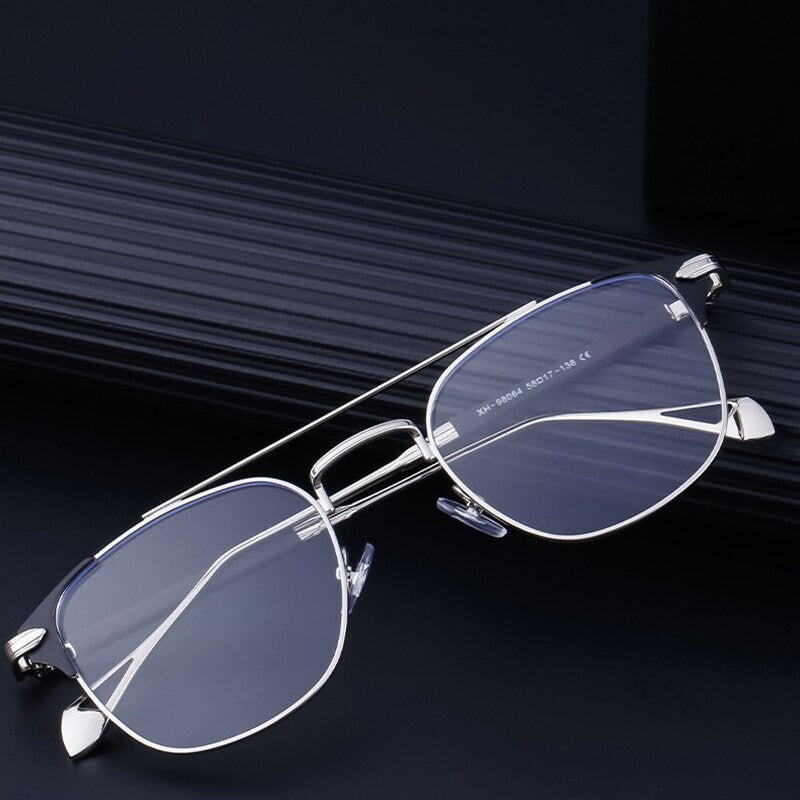 Elegante Enigma zonnebril in zilver, goud of zwart. Stijlvol unisex accessoire met mysterieus tintje.
