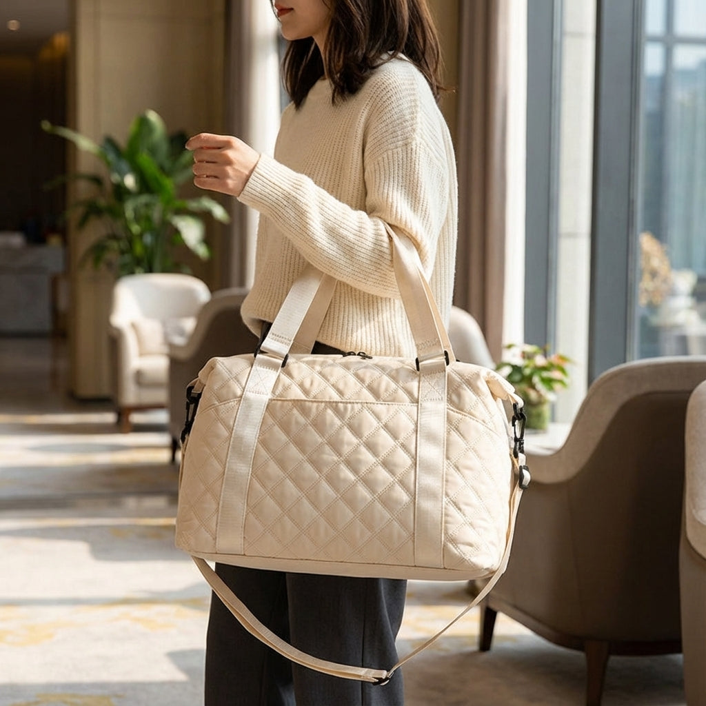 Stijlvolle unisex gewatteerde weekendtas Quiltiva, ideaal voor reizen en korte trips.
