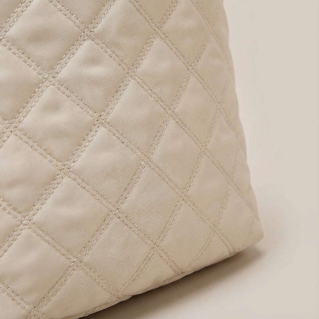 Modieuze gewatteerde reistas Quiltiva met uniek quiltpatroon, perfect voor stijlvol reizen.