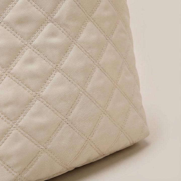 Modieuze gewatteerde reistas Quiltiva met uniek quiltpatroon, perfect voor stijlvol reizen.