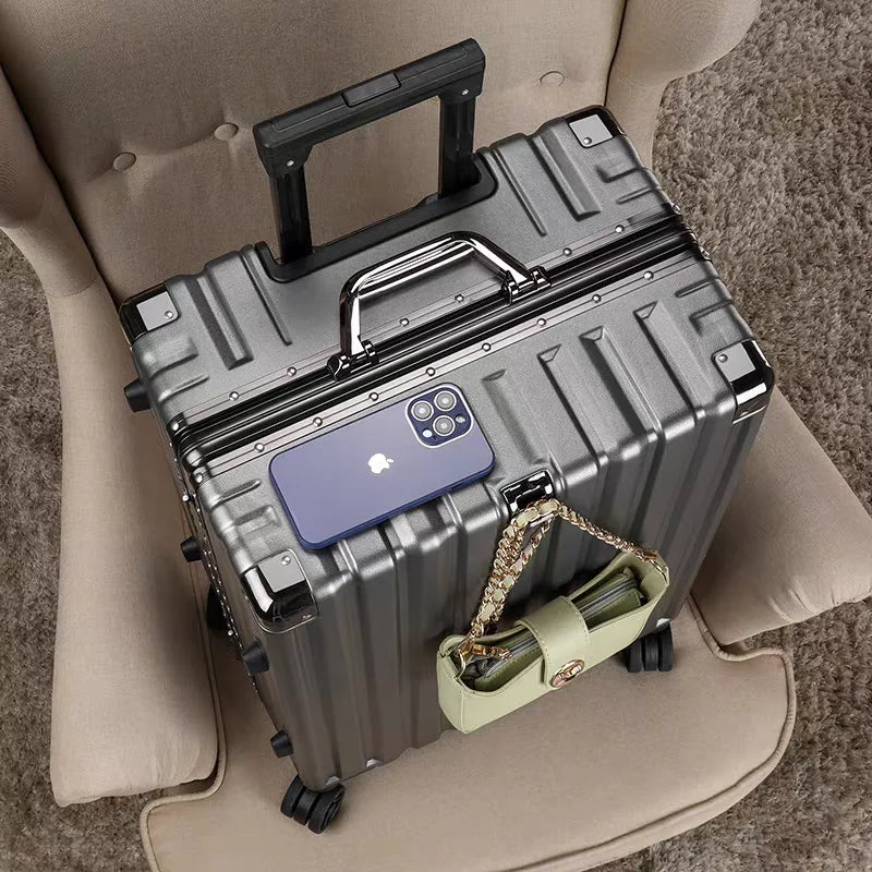 Ruime hardschaal reiskoffer met aluminium frame, organiseert je bagage voor vakantie en lange reizen.