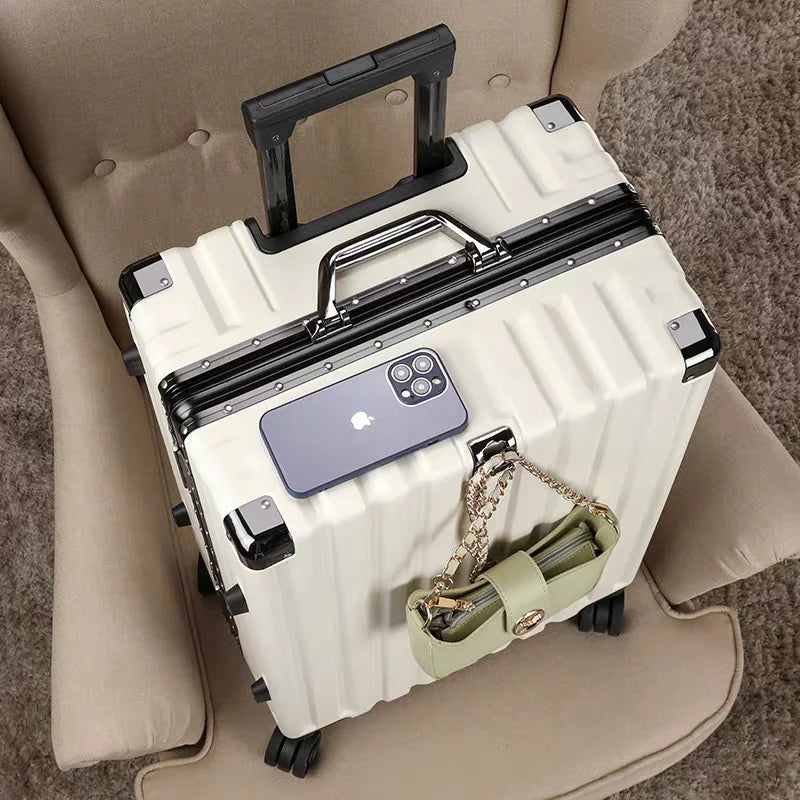 Open hardschaal reiskoffer met aluminium frame, toont georganiseerde binnenkant voor bagage en spullen.