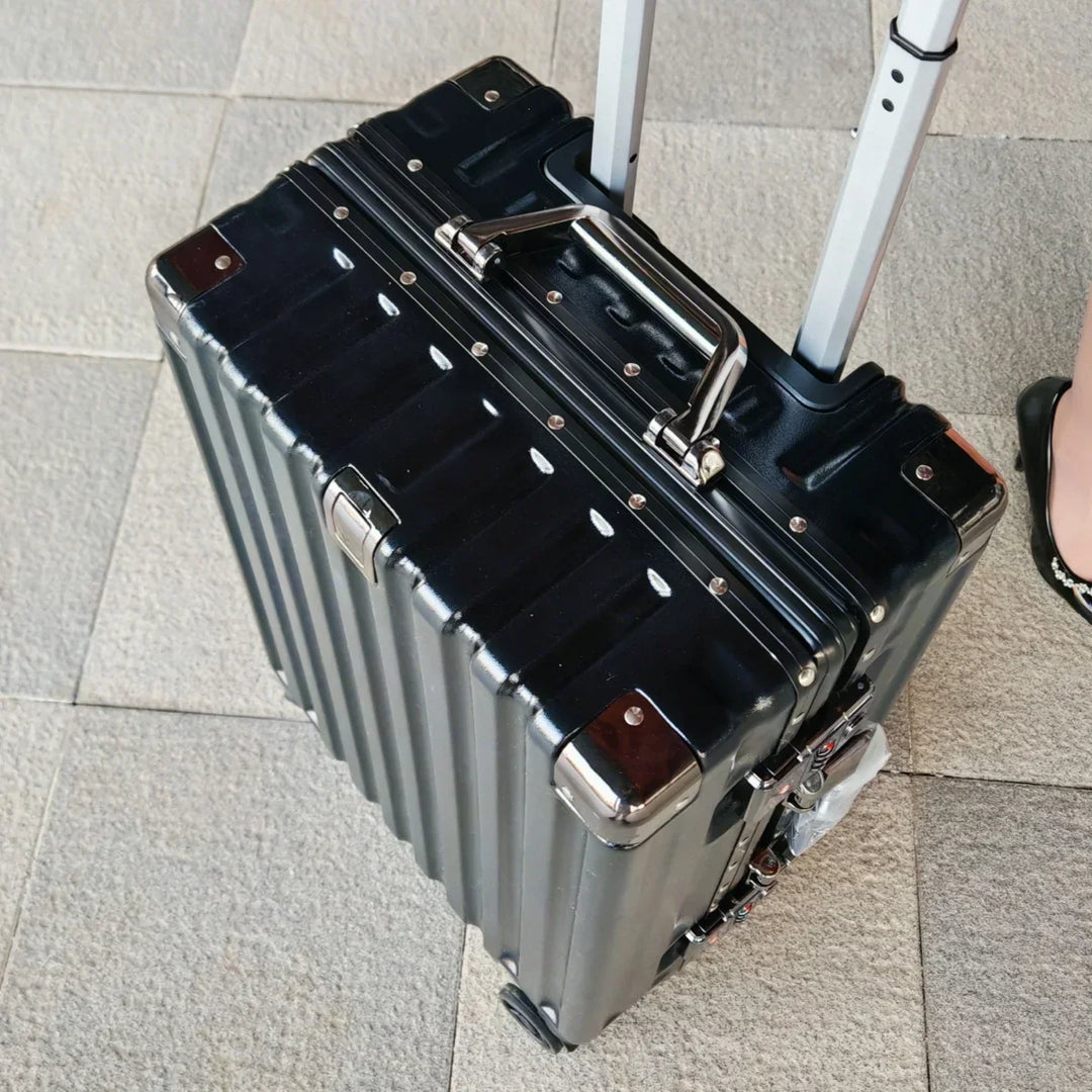 Handige hardschaal reiskoffer met stevig aluminium frame, perfect voor een zakenreis of ontspannen vakantie.