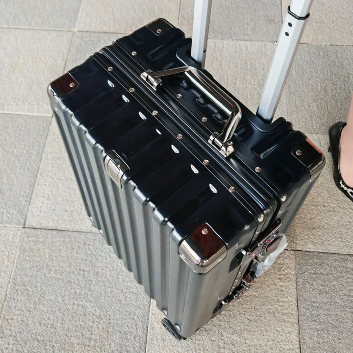Handige hardschaal reiskoffer met stevig aluminium frame, perfect voor een zakenreis of ontspannen vakantie.