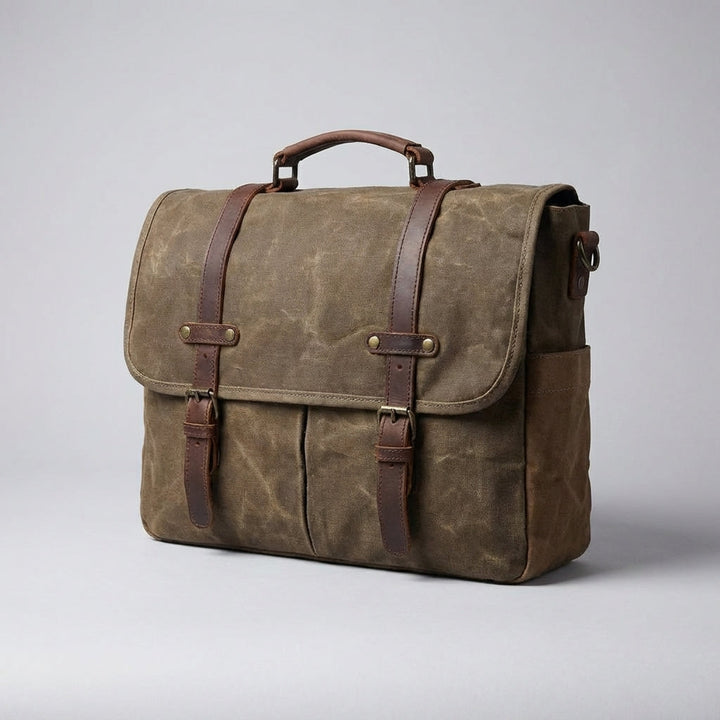 Unisex leren messenger bag crossbody gedragen, waterbestendig, met ruimte voor laptop en benodigdheden.