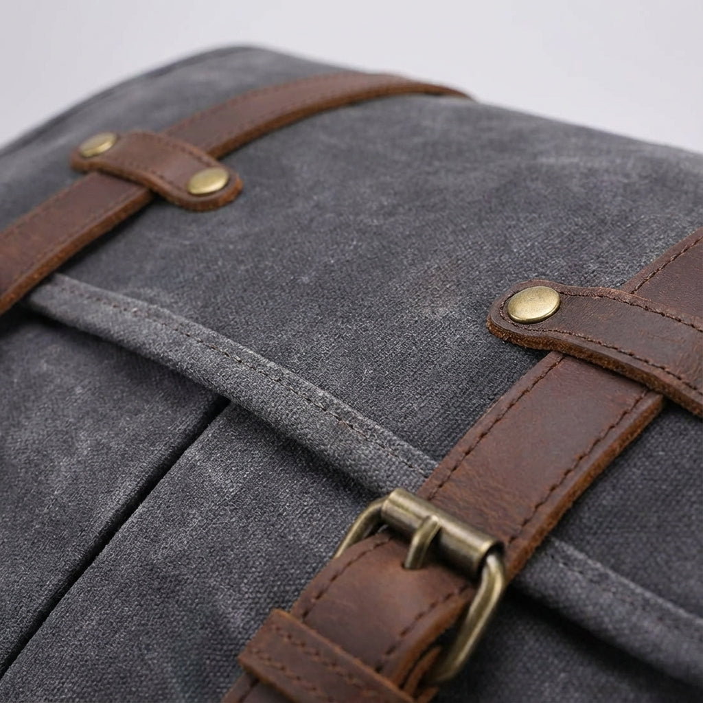 Duurzame leren messenger tas van hoogwaardig rundleer, waterbestendig en ideaal voor dagelijks gebruik.