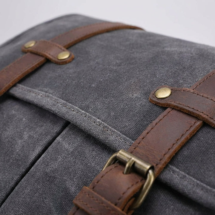 Duurzame leren messenger tas van hoogwaardig rundleer, waterbestendig en ideaal voor dagelijks gebruik.