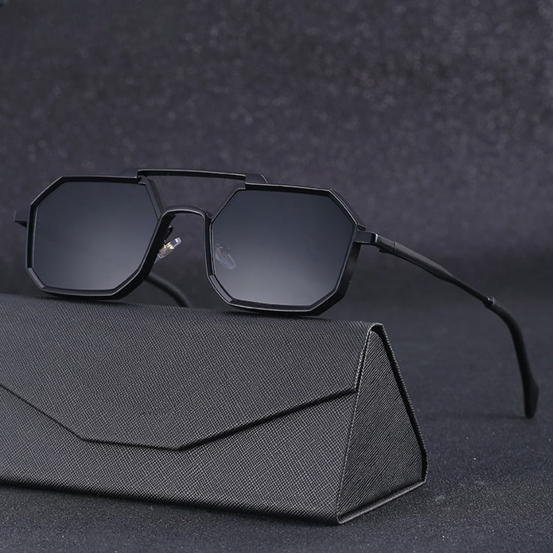 Stijlvolle unisex zonnebril met UV400 bescherming, zwart montuur. Ideaal mode accessoire tegen schittering.
