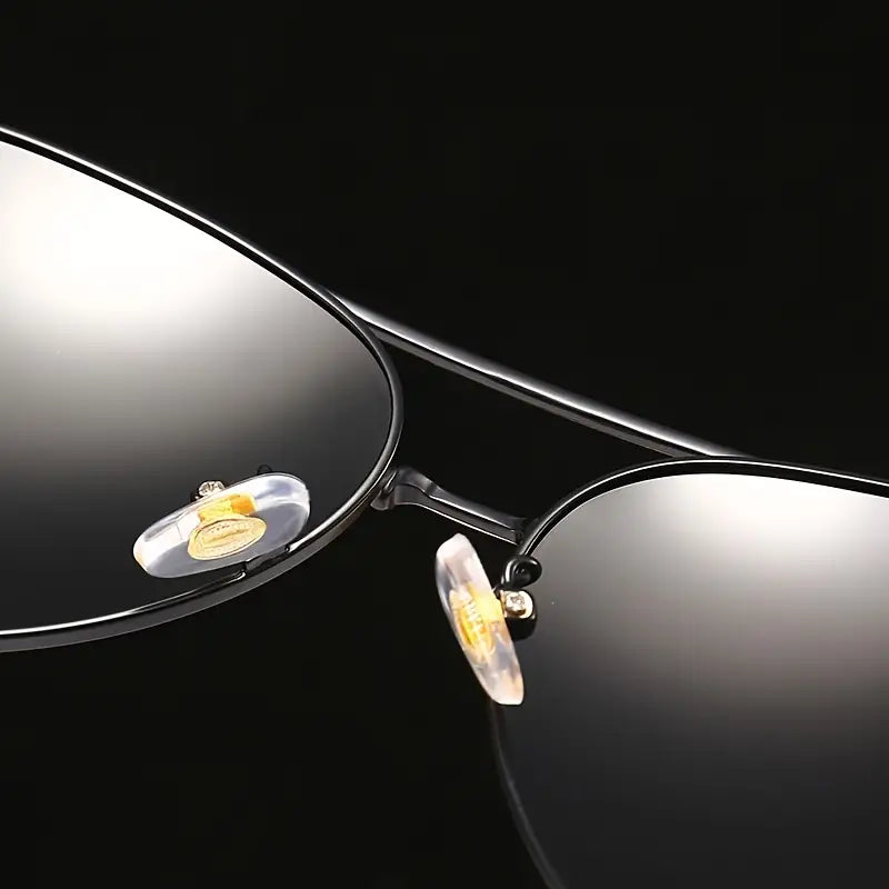Gouden metalen unisex zonnebril met UV400 bescherming. Stijlvol accessoire met gepolariseerde lenzen.