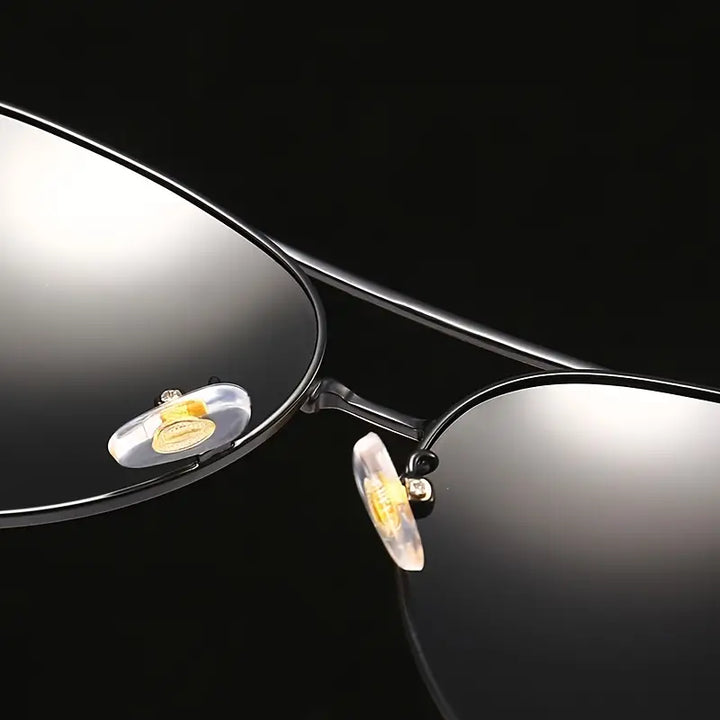Gouden metalen unisex zonnebril met UV400 bescherming. Stijlvol accessoire met gepolariseerde lenzen.