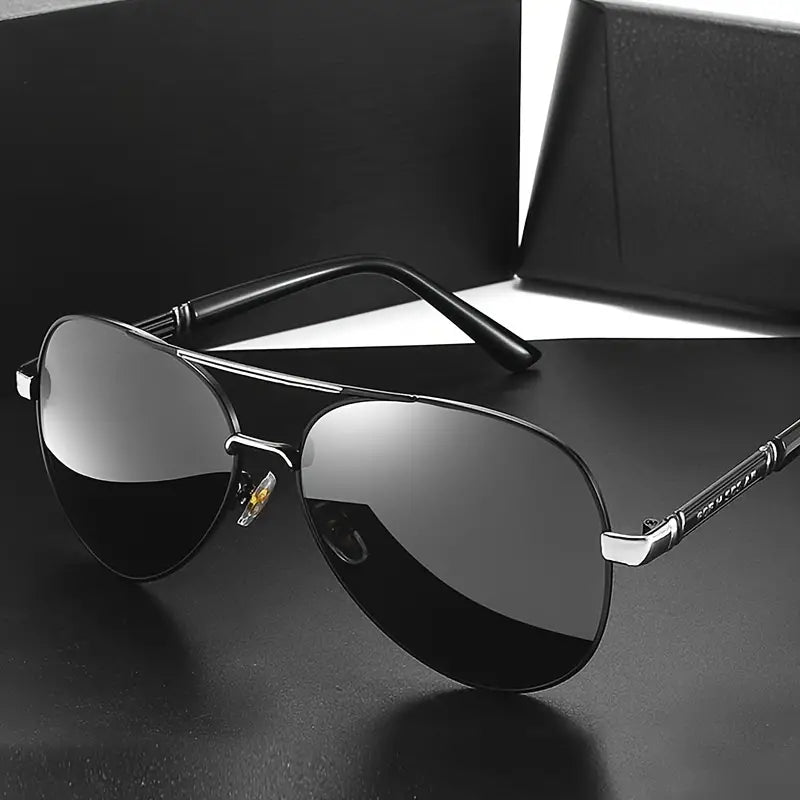 Zilveren unisex zonnebril met UV400 bescherming. Modern metaal montuur, gepolariseerd voor optimaal zicht.