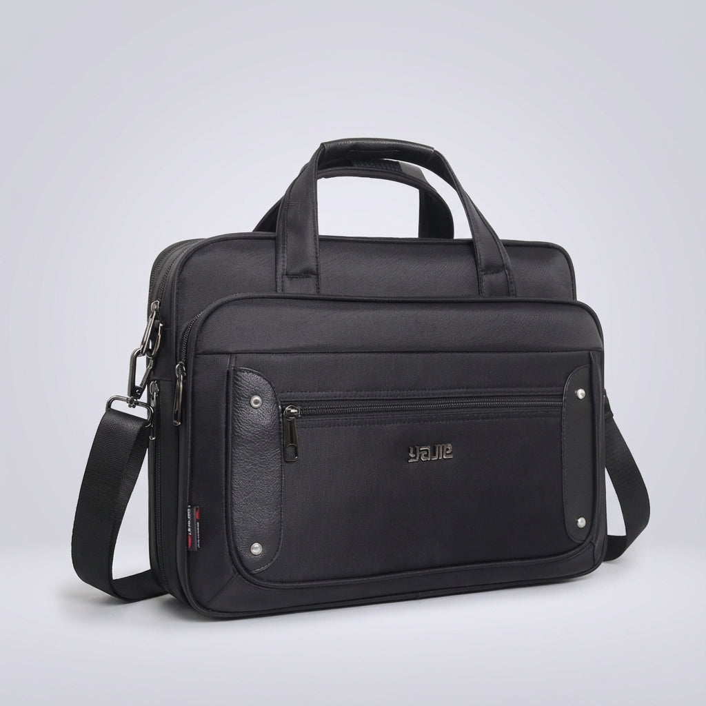 Chique canvas laptoptas UrbanBrief, biedt bescherming en stijl voor je laptop en documenten onderweg.