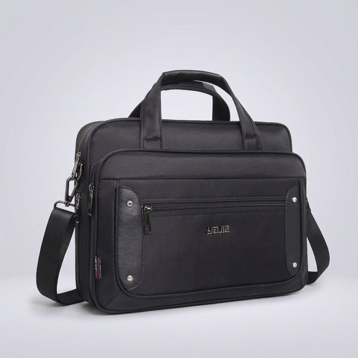 Chique canvas laptoptas UrbanBrief, biedt bescherming en stijl voor je laptop en documenten onderweg.