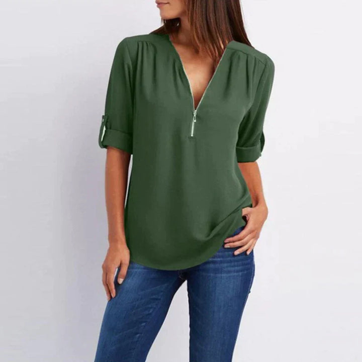 Stijlvolle Vera damesblouse met V-hals en rits in blauw, perfect voor diverse outfits en gelegenheden.