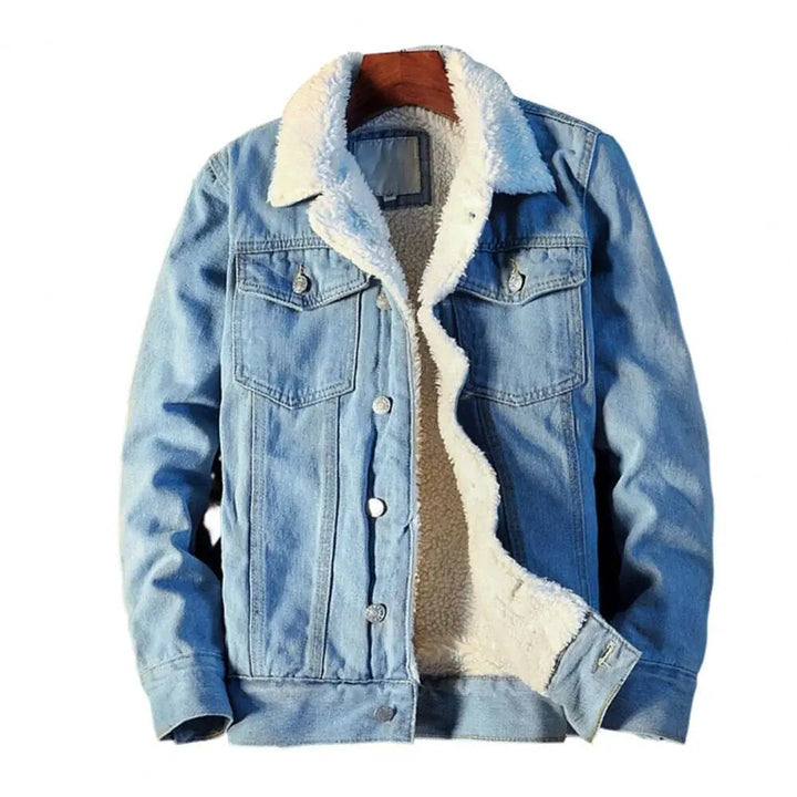 Man draagt casual mode Tucker heren winterjas buiten; perfect voor koud herfst- of winterweer.