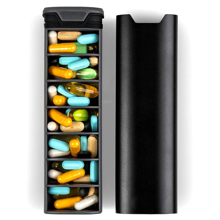 "Stijlvolle wekelijkse pillendoos van hout en aluminium met 7 vakken, ideaal voor georganiseerde medicijnroutine."