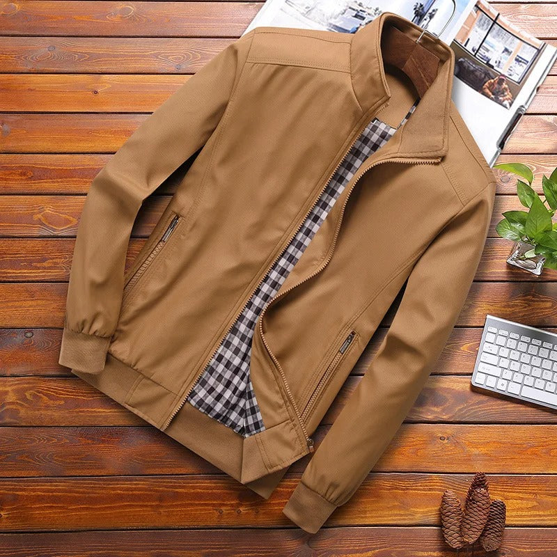 "Stijlvolle winddichte zomerjas voor heren met strakke kraag in trendy kleuren, ideaal voor frisse zomerdagen."