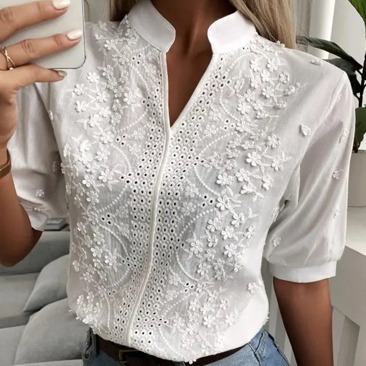 Stijlvolle witte dames blouse, korte mouwen, elegant design, perfect voor zowel casual als formele gelegenheden.
