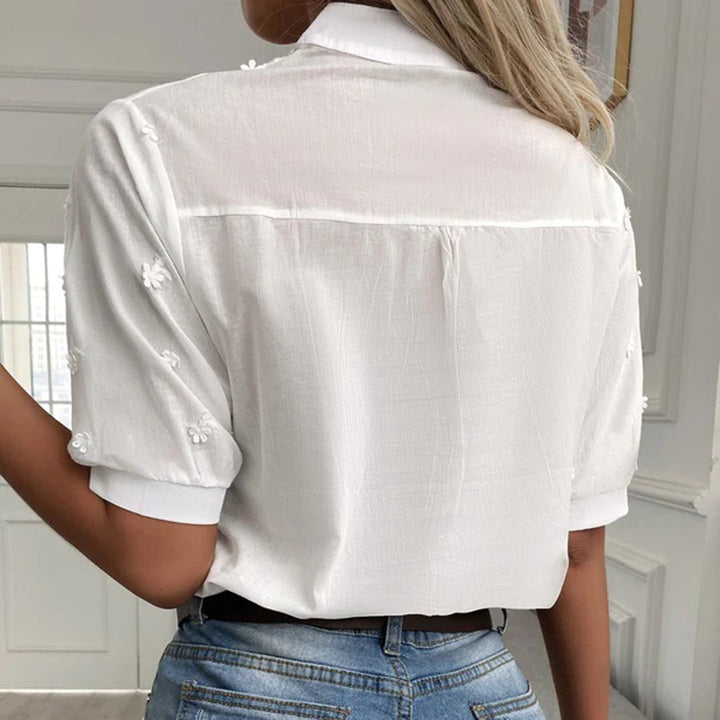 Stijlvolle witte dames blouse, korte mouwen, elegant design, perfect voor zowel casual als formele gelegenheden.