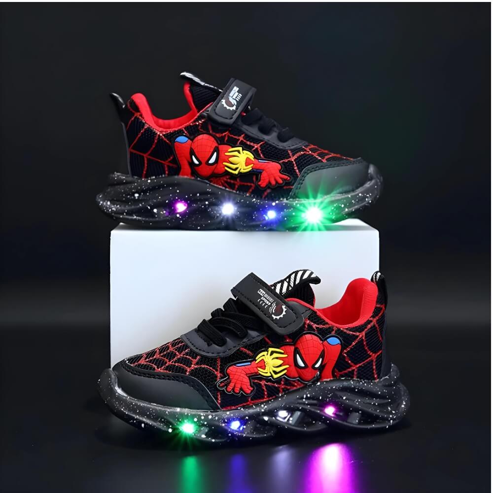 Dichtbij shot van knipperende LED lichtjes op zool van Superheld kinder sneakers, voor extra plezier en zichtbaarheid.