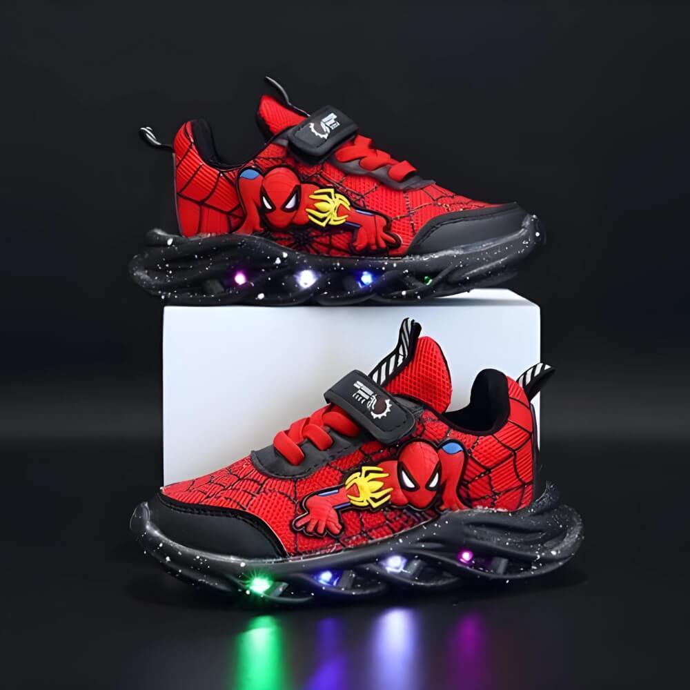 Kind rent vrolijk op comfortabele Superheld LED sneakers met lichtjes, ideaal voor sport en spel. Klittenbandsluiting.