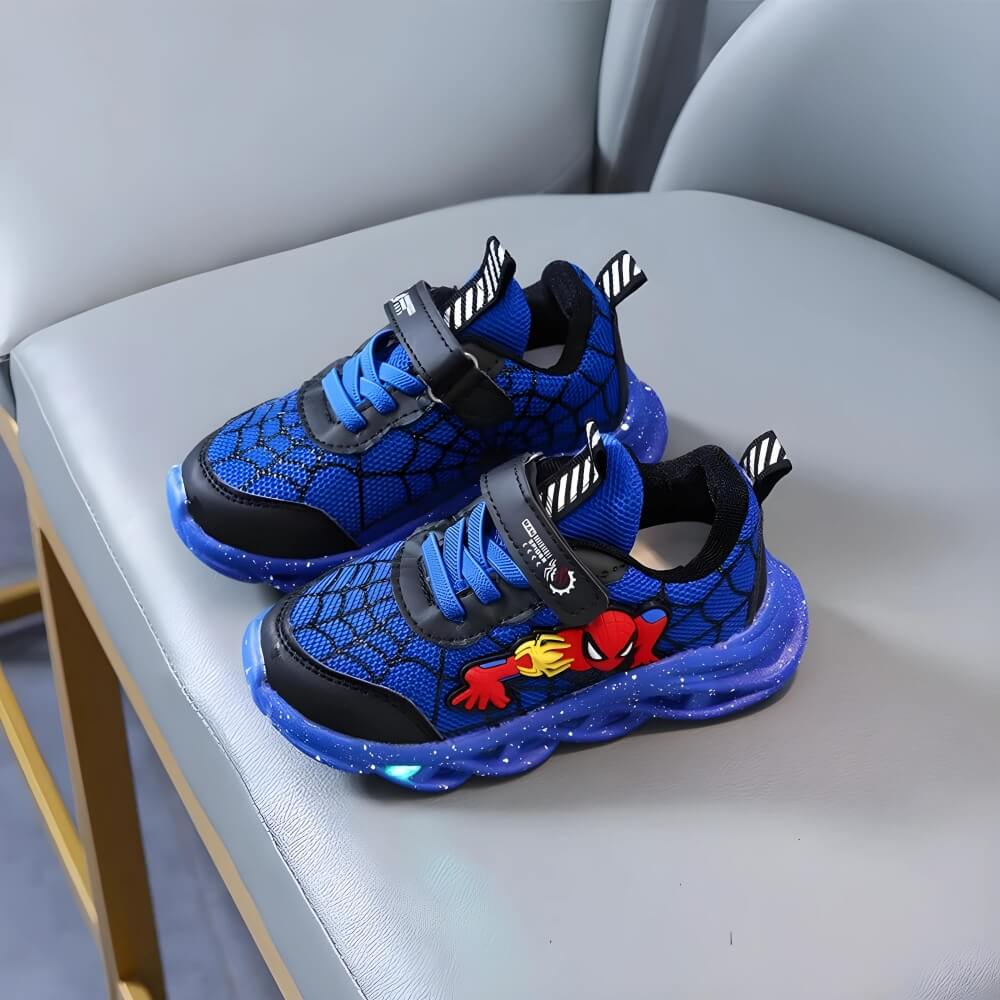 Zijaanzicht van Superheld kinder LED sneaker met stoere grafische print en heldere lichtjes. Klittenband sluiting.