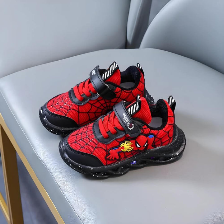 Praktische klittenbandsluiting op Superheld LED kinder sneakers, maakt ze gemakkelijk aan en uit te trekken voor kinderen.