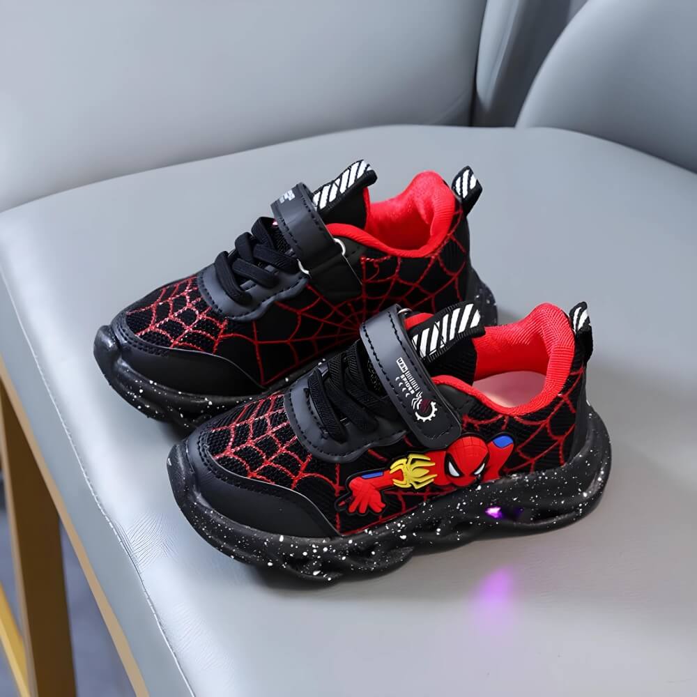 Veelzijdige Superheld LED sneakers voor kinderen, comfortabel voor sport en spel, met coole lichtjes en stevige zool.