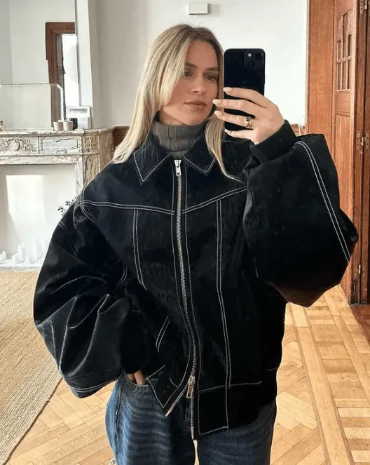 Modieuze dames oversized leren jas, perfect te combineren voor een stoere casual look. Veelzijdig jack.