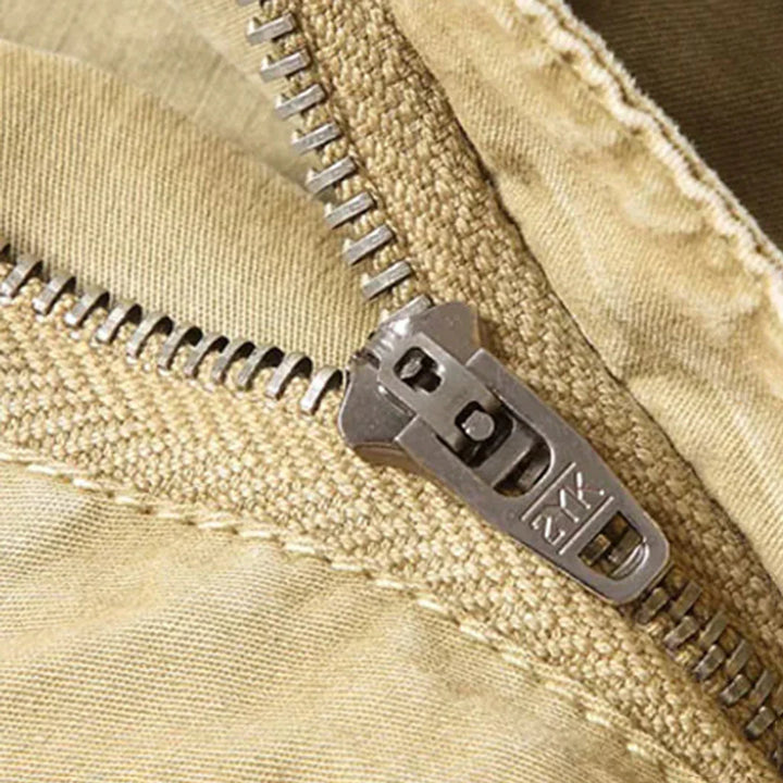 "Tactical cargo broek heren, duurzaam katoen, multifunctionele zakken, stoere streetwear stijl, comfortabele pasvorm."