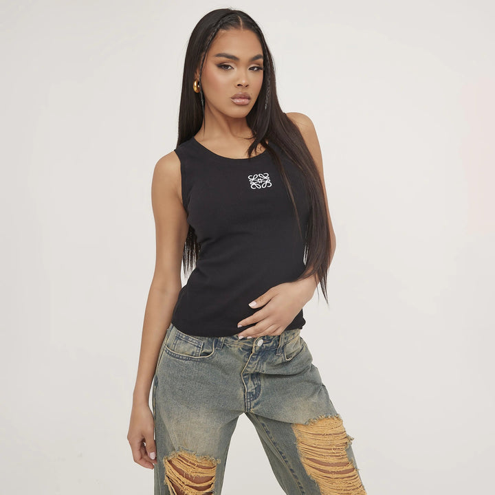 "Tanktop van zijdezacht katoen met minimalistisch design, ideaal voor zomer. Verkrijgbaar in grijs, wit en zwart."