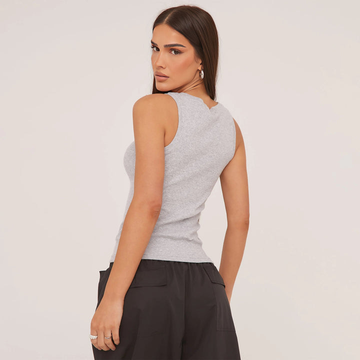 "Tanktop van zijdezacht katoen met minimalistisch design, ideaal voor zomer. Verkrijgbaar in grijs, wit en zwart."