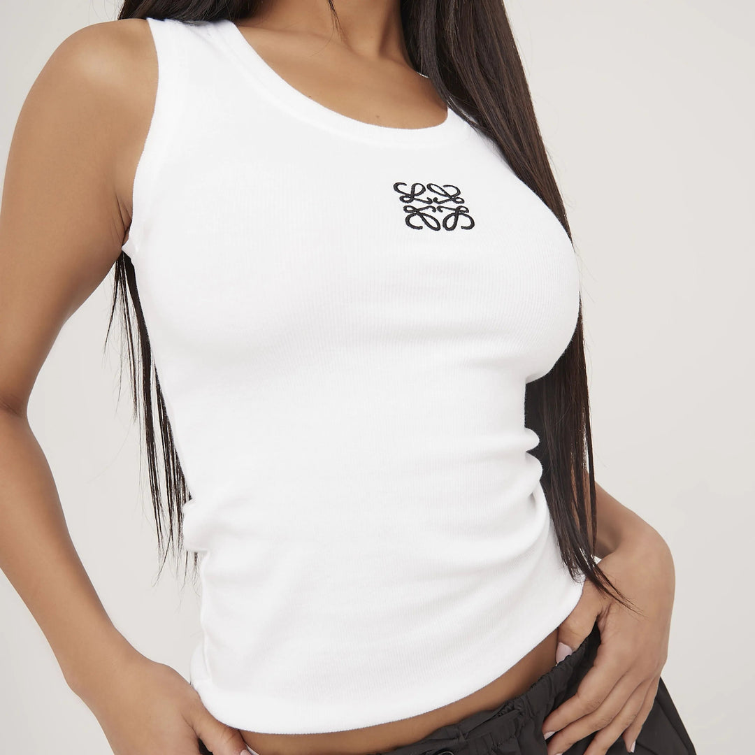 "Tanktop van zijdezacht katoen met minimalistisch design, ideaal voor zomer. Verkrijgbaar in grijs, wit en zwart."