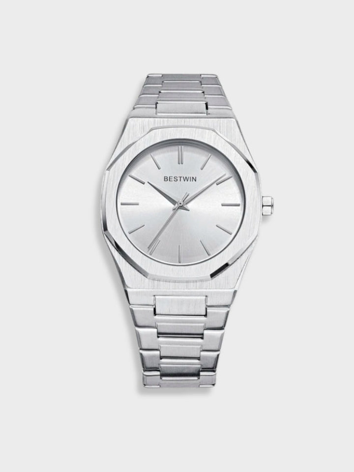 Tijdloos roestvrijstalen horloge met elegante afwerking, klassiek ontwerp, zilveren wijzerplaat en duurzame metalen band.